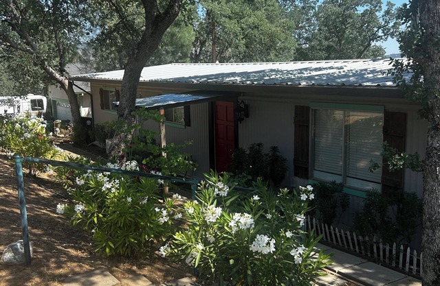 Cozy 2-bedroom home in amazing Clearlake with AC, WiFi, Boat Parking