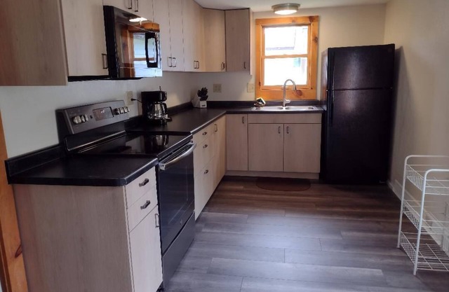 Cozy 2 Bedroom Home Pet Friendly Close to SNOW MOBILE TRAILS