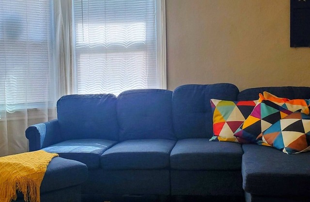 Cozy 2 Bedroom Home ( Pet Friendly)