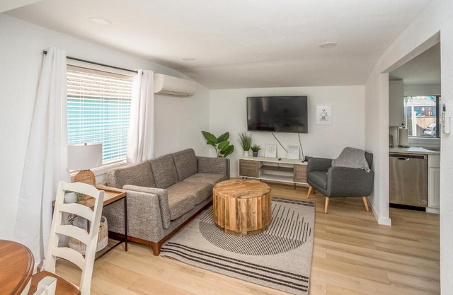 Cozy 2 Bedroom Home, Private Backyard with Hot Tub