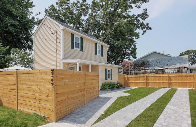 Cozy 2-Bedroom Home: Modern Amenities, WiFi, and AC—3 Blocks from Pier Village