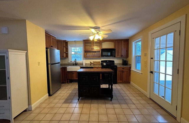 Cozy 2-bedroom house with WiFi in Scarborough