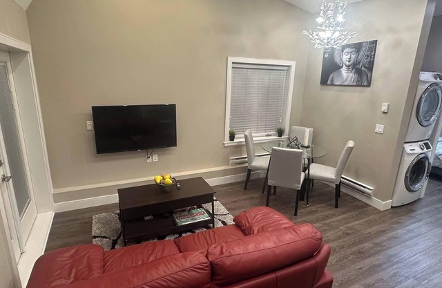 Cozy 2 Bedroom House, in central Vancouver