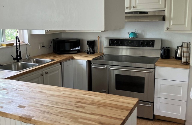 Cozy 2 bedroom house, completely private with WiFi, TV, AC, heater, washer etc.
