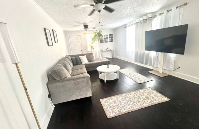 Cozy 2-bedroom house with AC, WiFi in welcoming Columbia