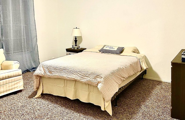 Cozy 2 bedroom house in quiet neighborhood