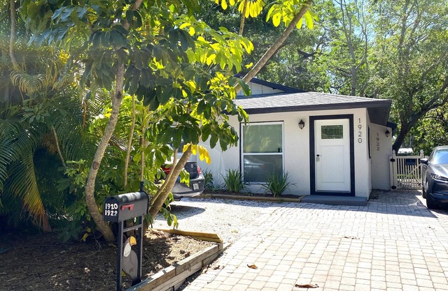 Cozy 2-bedroom house in awesome Sarasota with AC, WiFi