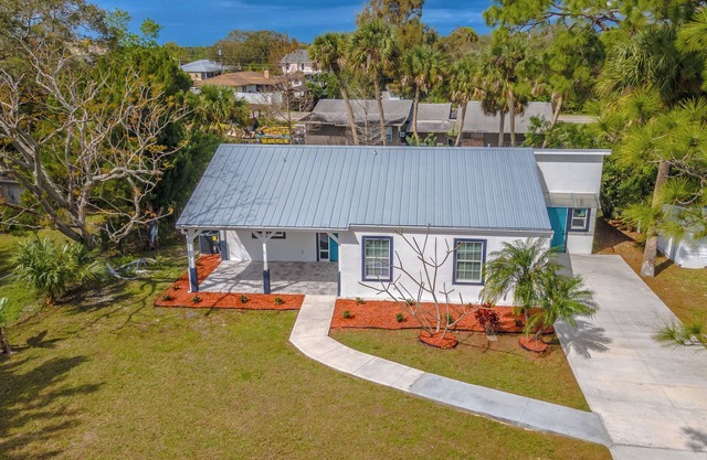 Cozy 2-bedroom house in charming lake Poinsett Cocoa Fl with AC, Wi-Fi