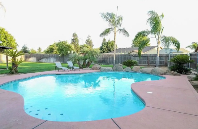 Cozy 2-bedroom house in charming Dinuba with AC, WiFi, a pool and a fitness room