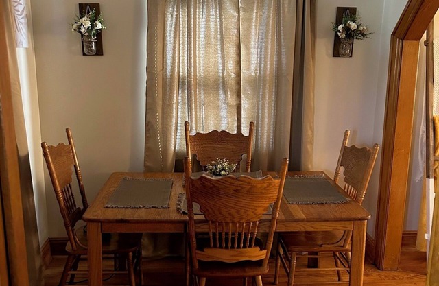 Cozy 2-bedroom house in nice Dunbar with WiFi, AC