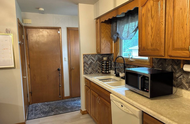 Cozy 2-bedroom house in welcoming Shawano!