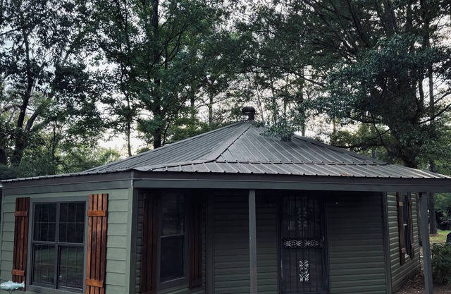 Cozy 2-bedroom house on Enid Lake, just steps from Wallace Creek Campgrounds