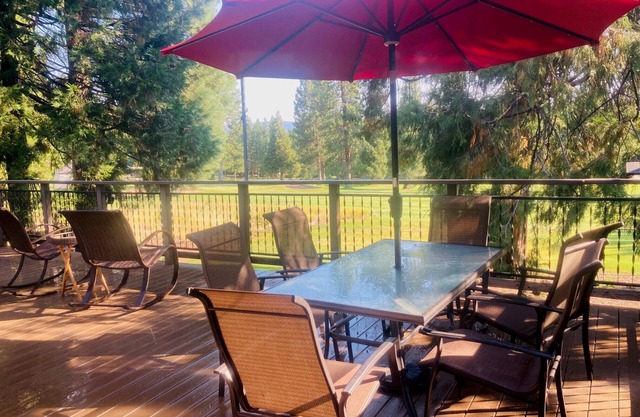 Cozy 2-bedroom house on Lake Almanor West Golf Course in charming Chester