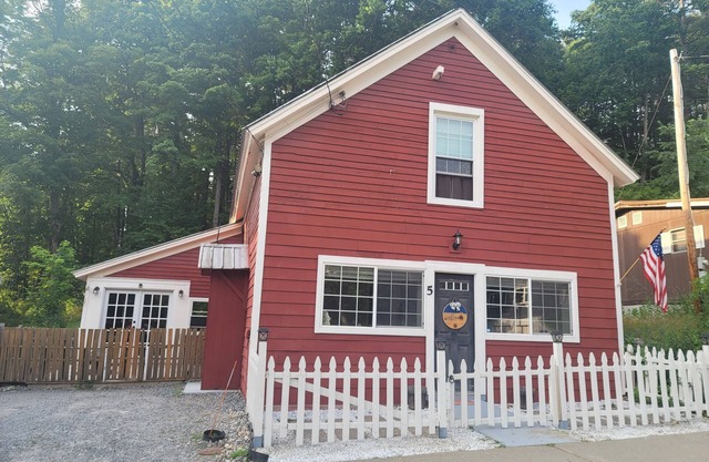 Cozy 2-bedroom house with WiFi, AC in charming Lake Luzerne.