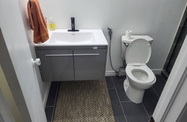 Cozy 2-bedroom house with WiFi, AC in pleasant Aurora