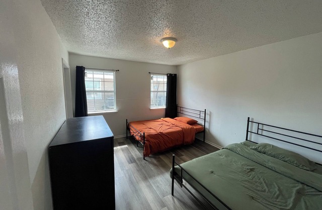 Cozy 2-bedroom in Harvey with fast wifi. Apt A