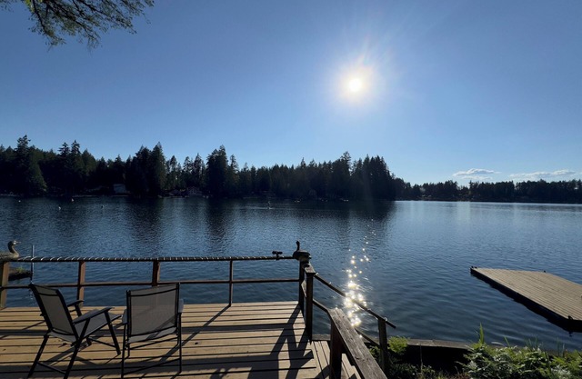 Cozy 2-bedroom lakefront cabin with tranquil views and sauna