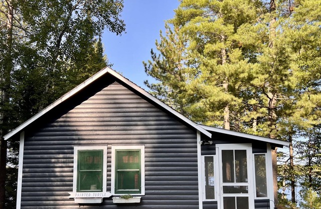 Cozy 2 Bedroom Lakefront Cabin Turtle Point Outpost|Painted Turtle