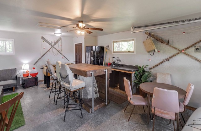 Cozy 2-bedroom lakeside cabin with game room near Casino-Pet Friendly