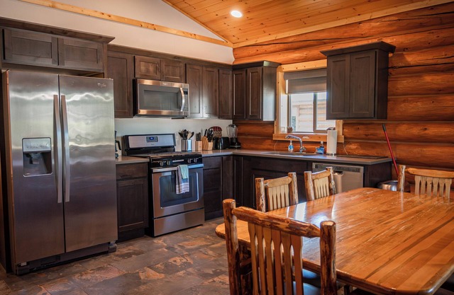 Cozy 2-Bedroom Log Cabin Retreat Near Town – Full Kitchen