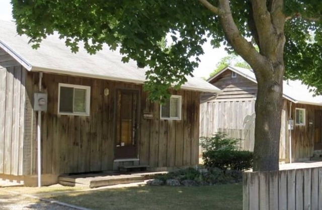 Cozy 2 Bedroom Located In The Heart Of Downtown Sauble