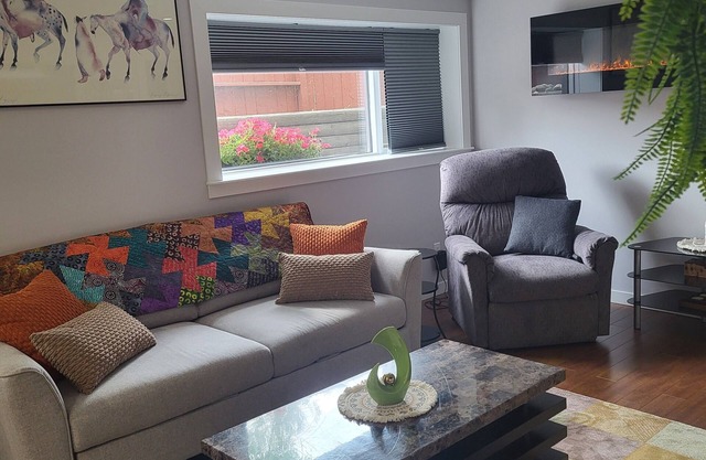 Cozy 2-bedroom lower suite with WiFi. Next to downtown in Inglewood Calgary.