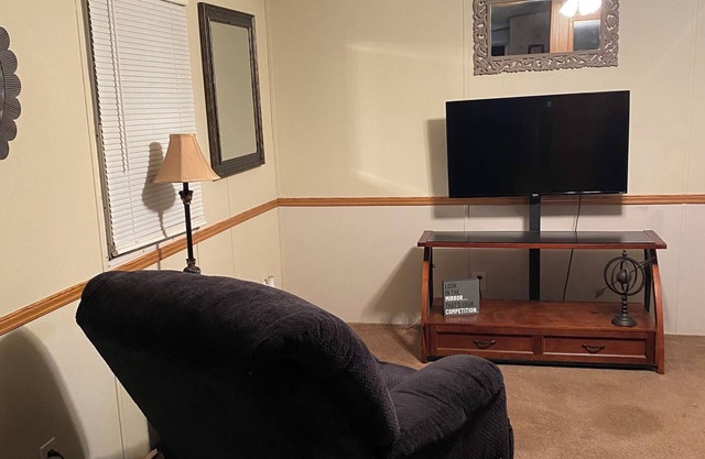 Cozy 2-bedroom mobile home with WiFi, Mins from Auburn University.