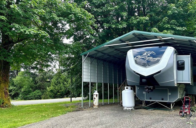 Cozy 2-bedroom mobile home in front of lake pleasant.