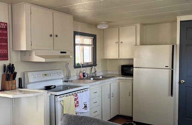 Cozy 2-bedroom mobile home in enchanting Salmon with WiFi, AC
