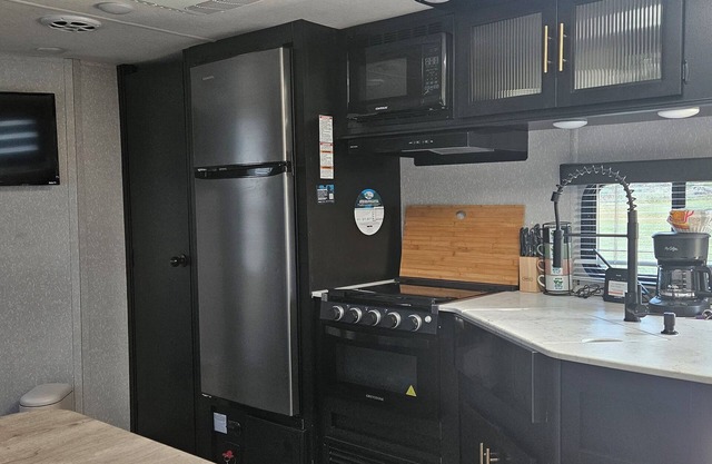 Cozy 2-bedroom mobile home with WiFi, AC & Jacuzzi