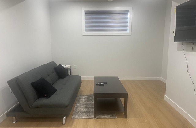Cozy 2 bedroom n’ 1 full bath suite in Iconic family neighborhood