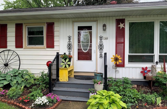 Cozy 2 bedroom, non smoking home 20 minutes from EAA! Pet friendly.