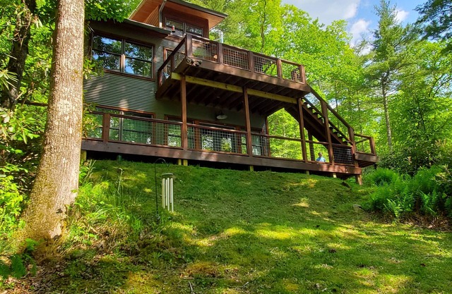 Cozy 2 bedroom, pet friendly cabin in Cashiers, NC with spectacular views.