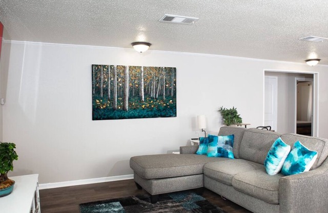 Cozy 2 bedroom rental unit w/ free oversize parki