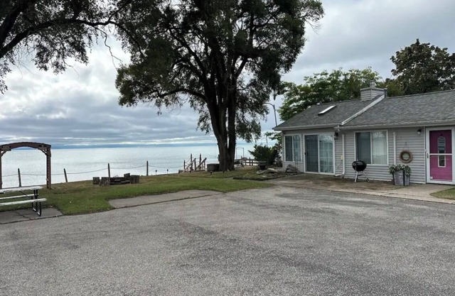 Cozy 2-bedroom resort in Tawas City, MI on lake Huron with private deck/beach