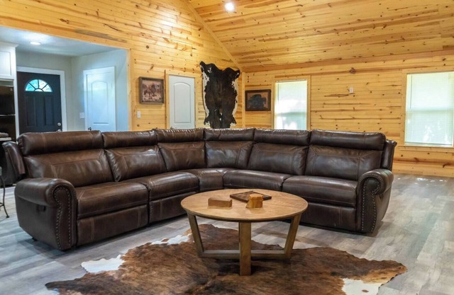 Cozy 2-bedroom retreat just minutes from Lake Texoma and Cedar Mills Marina