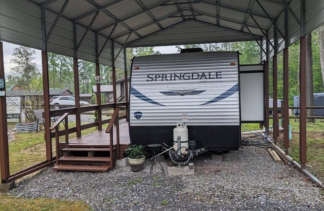 Cozy 2-bedroom RV in amazing Pipestem with AC, WiFi