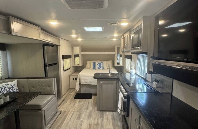 Cozy 2-bedroom RV in brilliant Galliano with AC