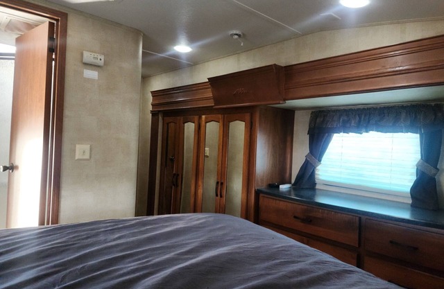 Cozy 2-bedroom RV in phenominal location with AC, WiFi