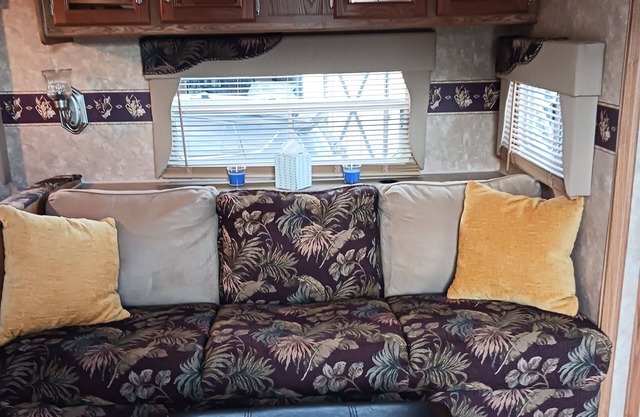 Cozy 2-bedroom RV in tranquil at buckeye lake with AC, WiFi
