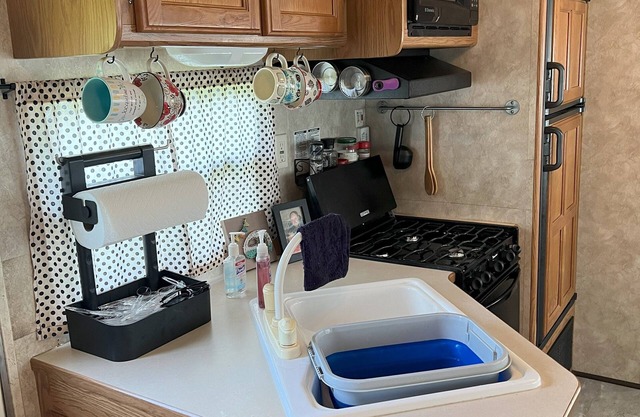 Cozy 2-bedroom RV on the Ohio River near historic Madison, IN with AC & a view!