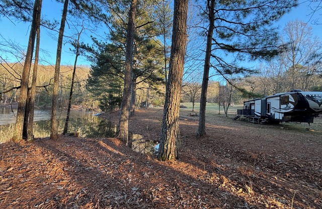 Cozy 2-bedroom RV with private pond in charming La Fayette