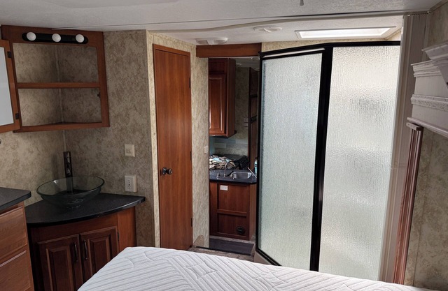 Cozy 2-bedroom RV with AC, WiFi on the shore of Stump Lake/Devils Lake