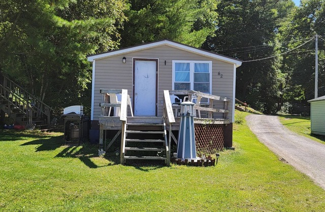 Cozy 2 bedroom Seasonal Cottage located on Chippewa Bay, on St. Lawrence River