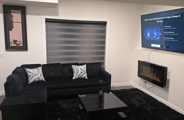 Cozy 2-Bedroom Suite: 5 Minutes Walk To Chestermere Lake