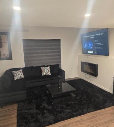 Cozy 2-Bedroom Suite 5 Minutes Walk to Chestermere Lake