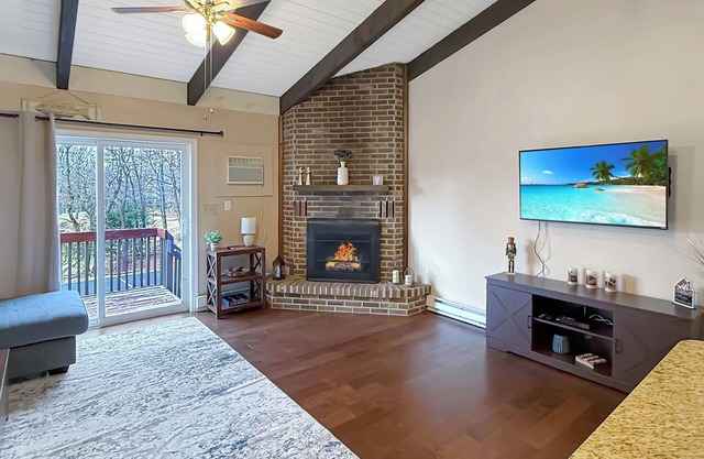Cozy 2-bedroom townhome in charming Lake Harmony with AC, WiFi