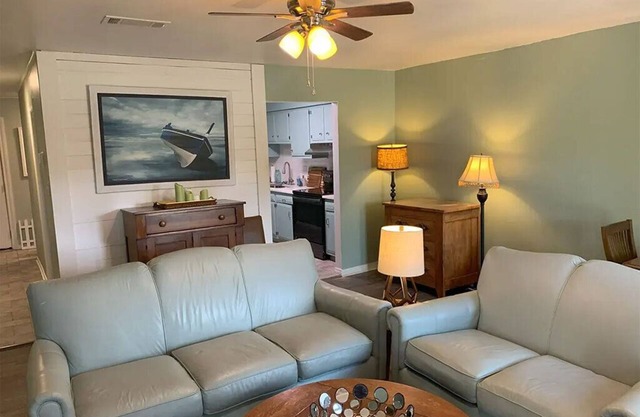 Cozy 2-bedroom townhome in enjoyable Diamondhead with AC, WiFi, and a great view