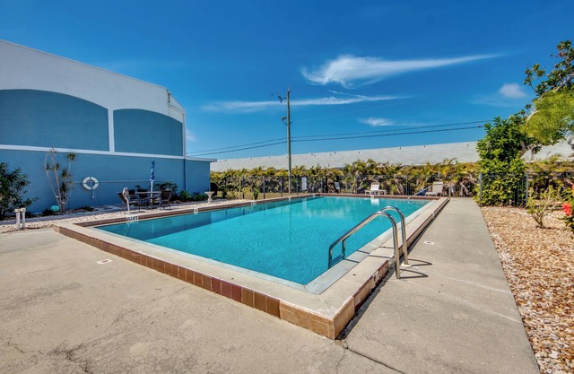 Cozy 2-bedroom townhome in charming Cape Coral with AC, WiFi