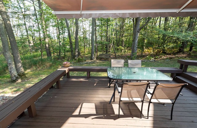 Cozy 2-bedroom townhome in Hidden Valley, walking distance to ski lift /pools.